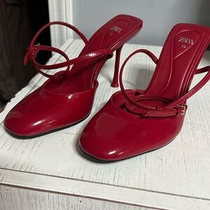 Faux patented leather heeled shoes